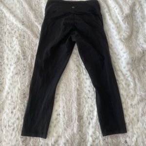 LULULEMON CROPPED BLACK LEGGINGS SIZE 6